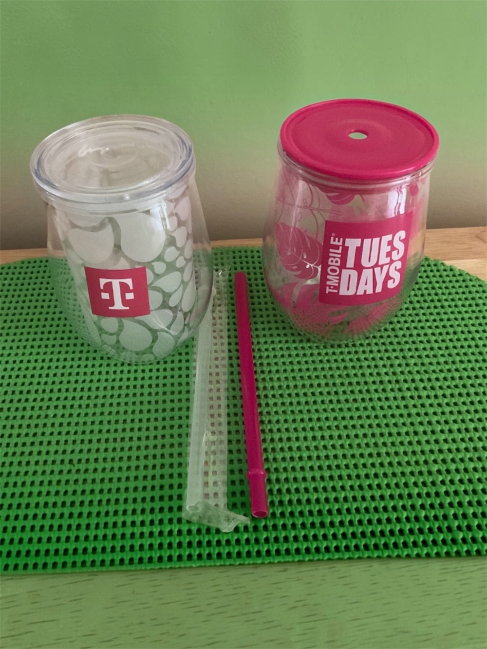 T-Mobile 4 Pc Game Day Set Football Tray Tumblers Serving Tongs - Picture 6 of 8